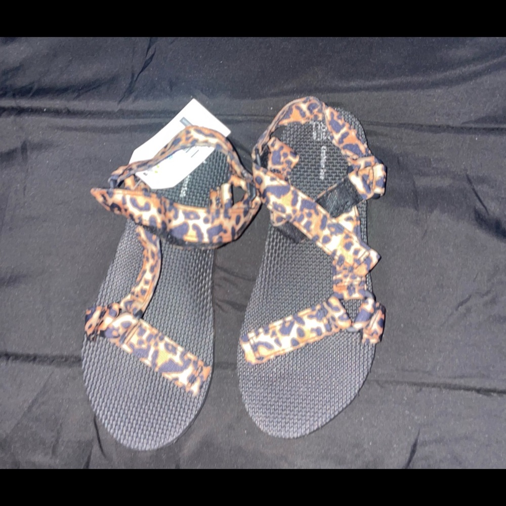 Cheetahs print sandals.